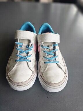 Girls Low Top Nike Shoes Sz 13c